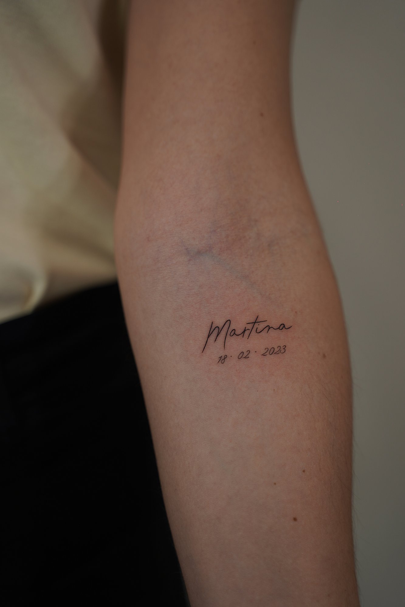 Tatuaje de flores en costilla, línea fina