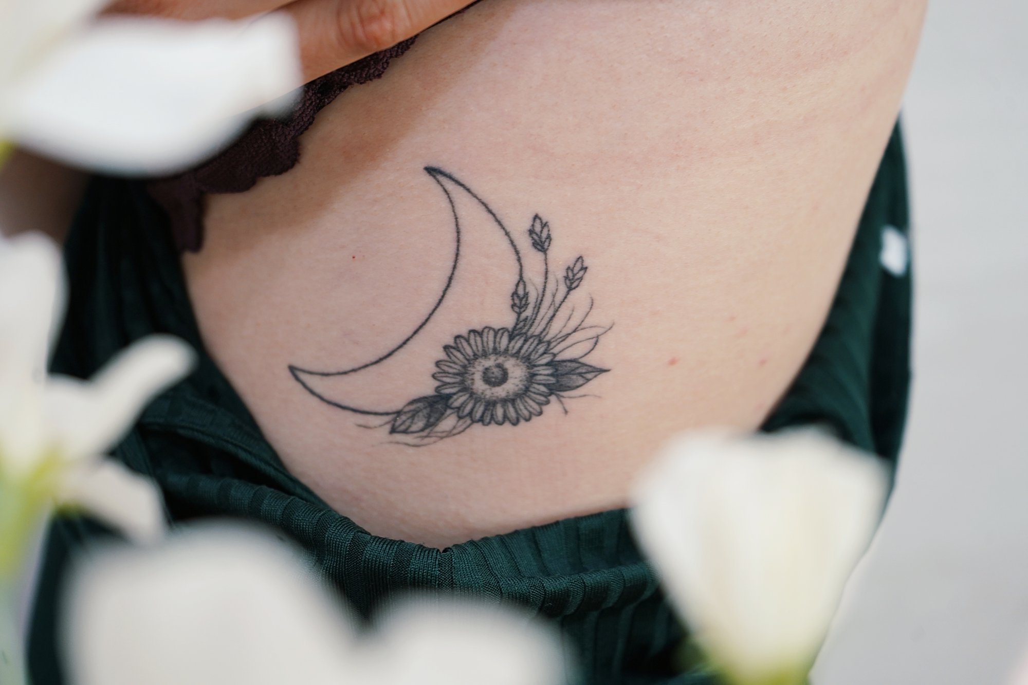 Tatuaje de girasol en zona desconocida, línea fina