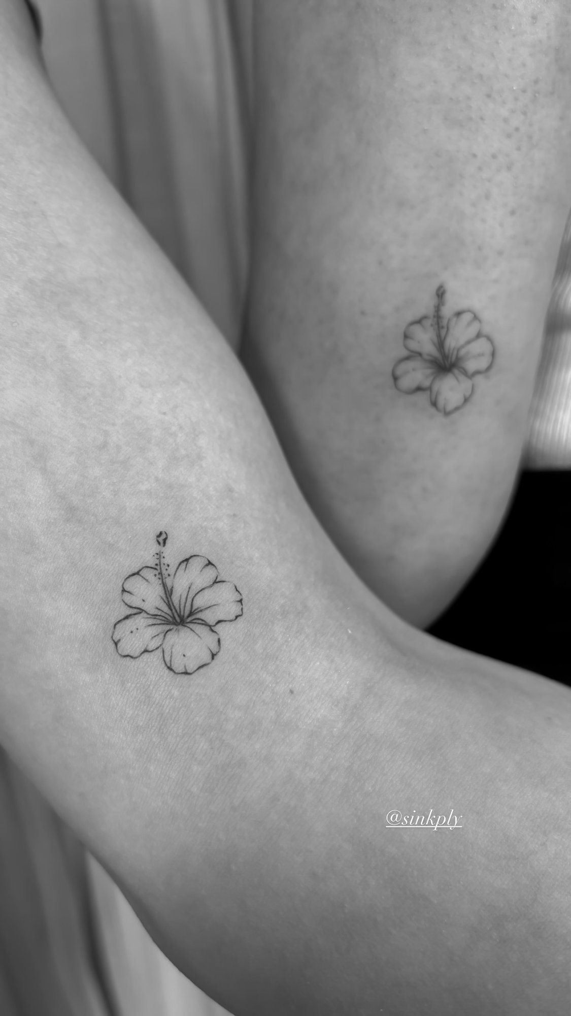 Tatuaje de hibisco fino matching tattoo en hombro, línea fina