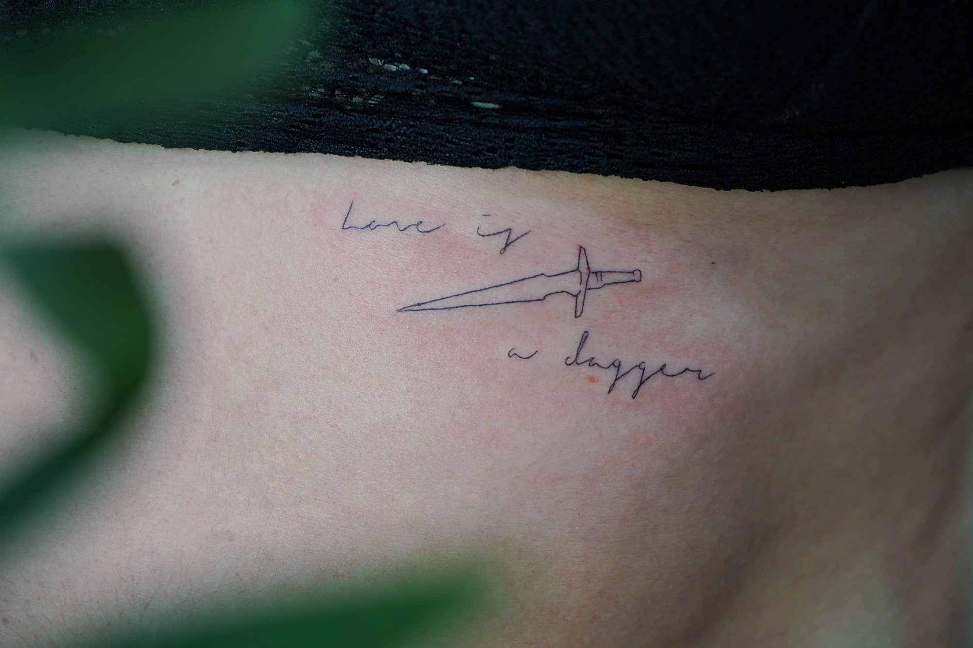 Tatuaje de margarita 1961 en zona desconocida, línea fina