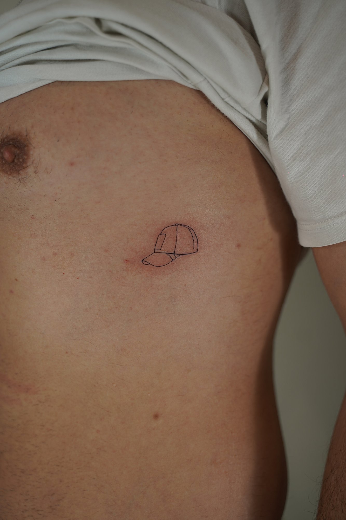 Tatuaje de margarita sello en zona desconocida, línea fina