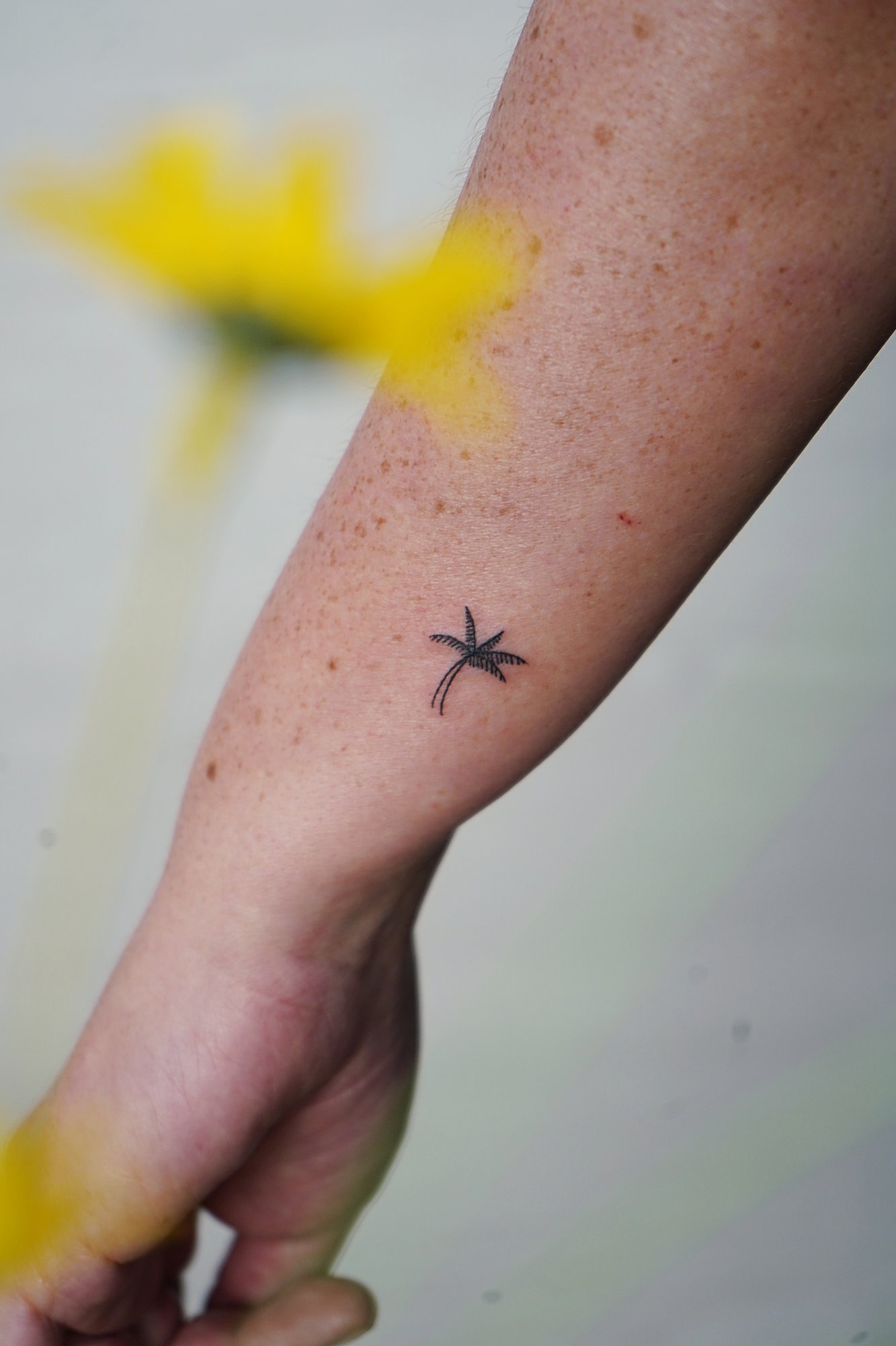 Tatuaje de margarita en zona desconocida, línea fina
