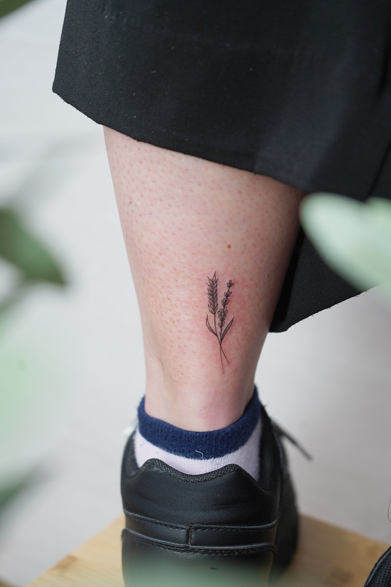 Tatuaje de rama flores en tobillo, línea fina