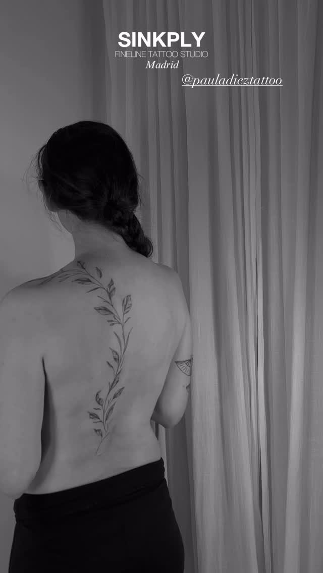 Tatuaje de rama hojas columna vertebral en espalda, línea fina