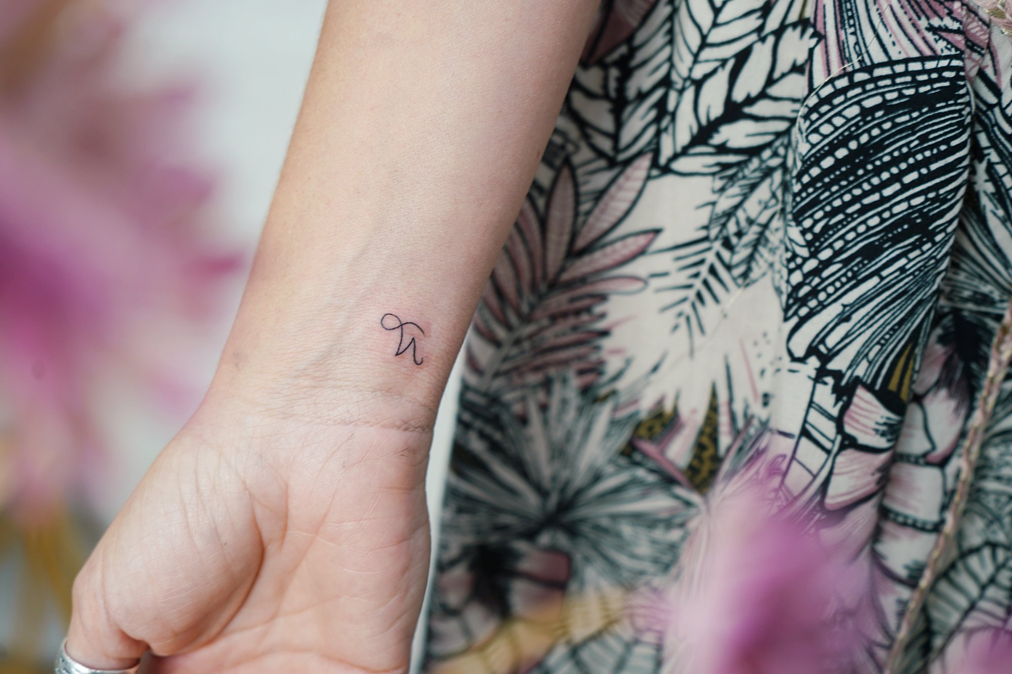 Tatuaje de rama olivos en zona desconocida, línea fina