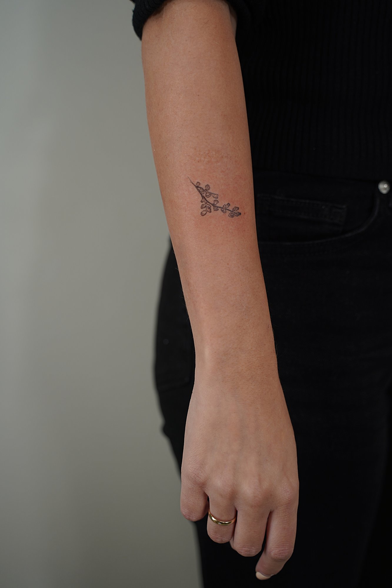 Tatuaje de rama en antebrazo, línea fina