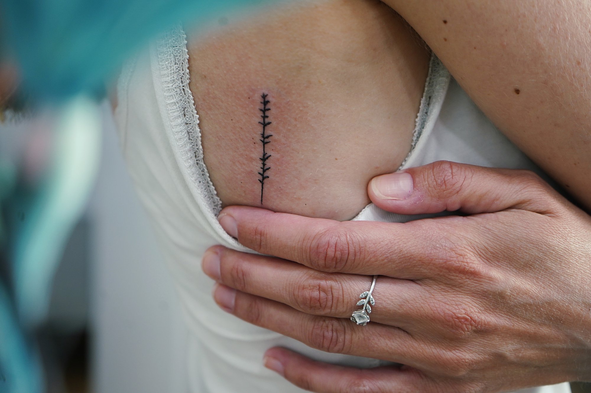 Tatuaje de rama en costilla, línea fina