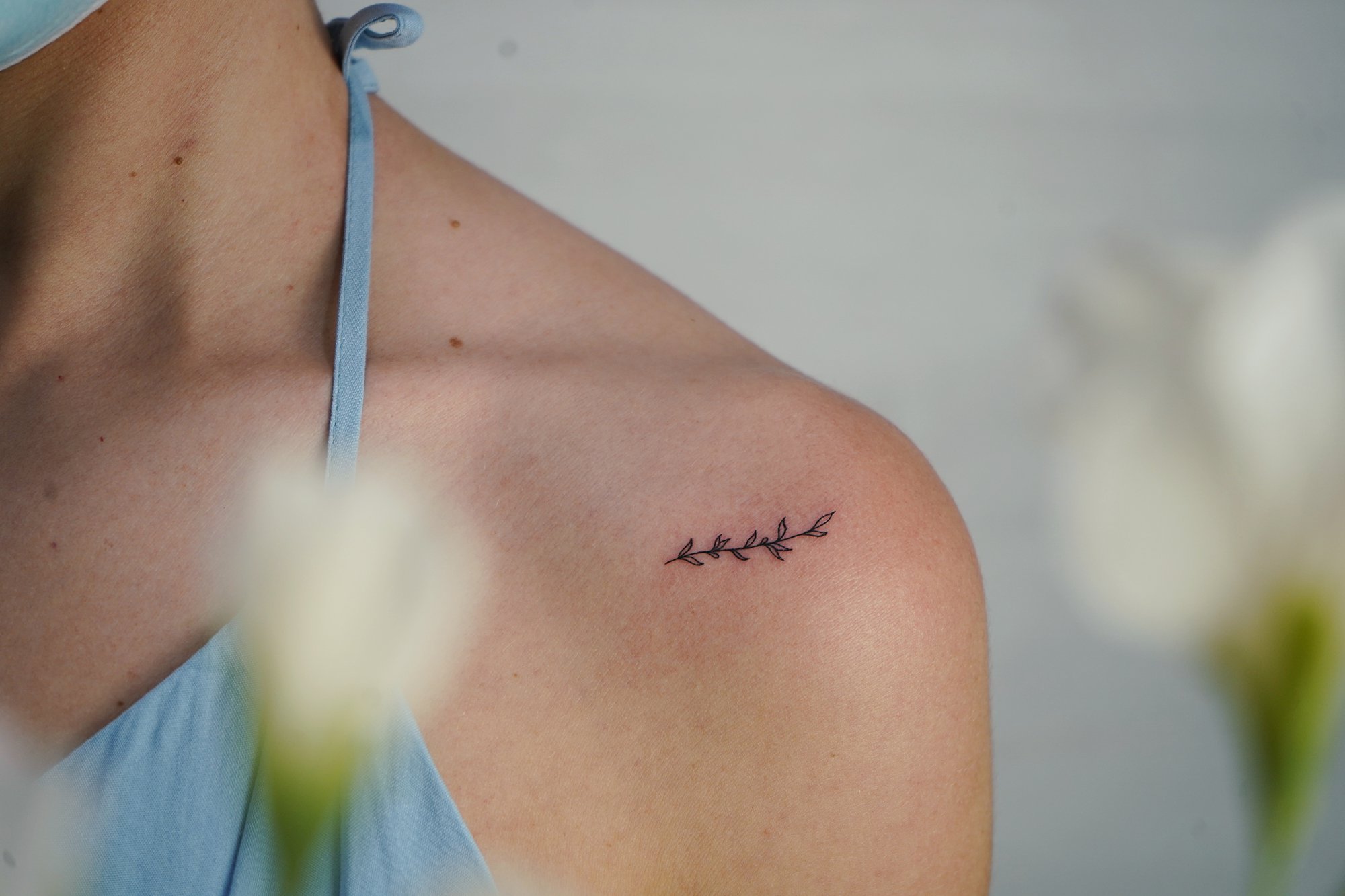 Tatuaje de ramita en hombro, línea fina