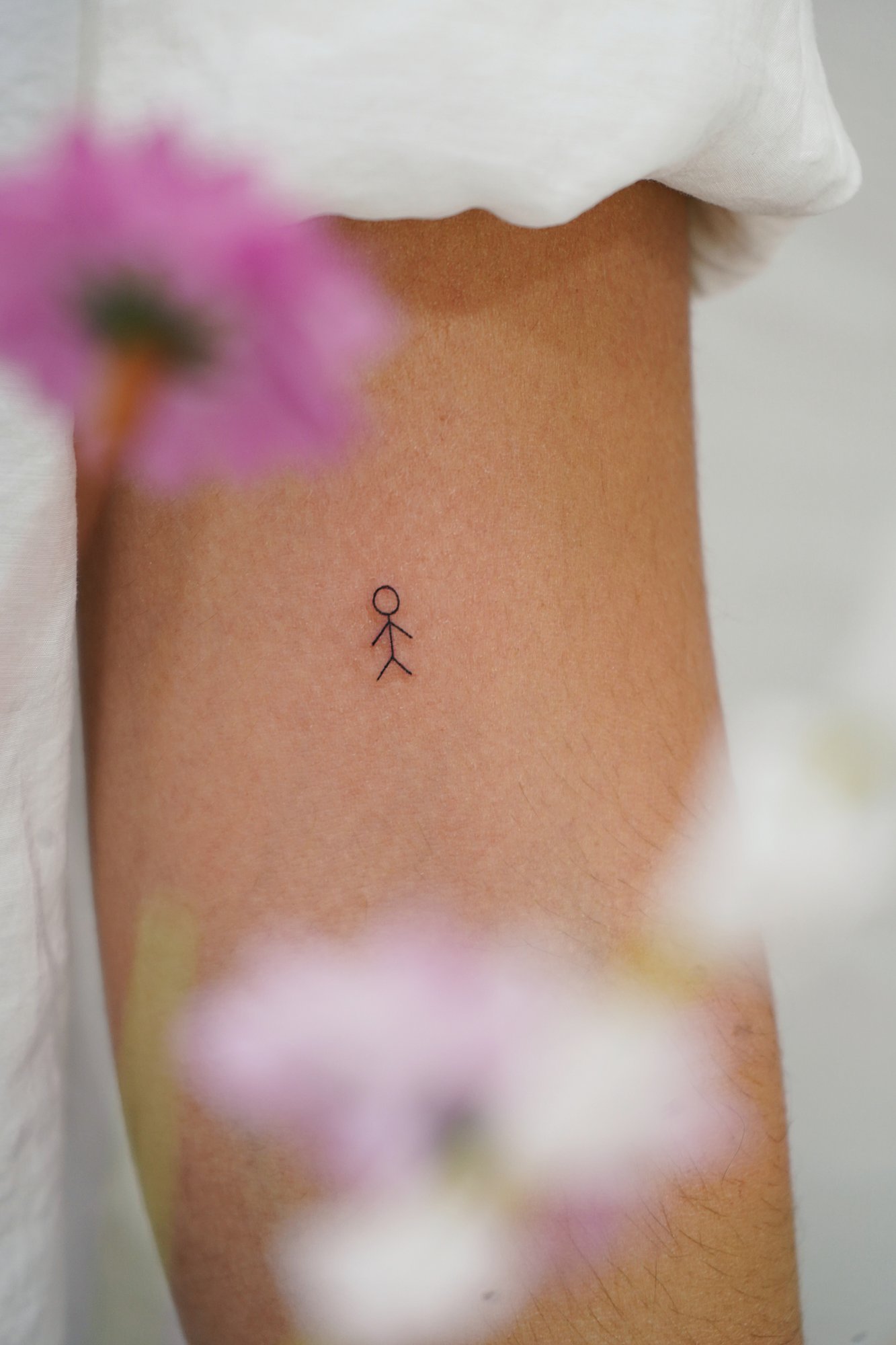 Tatuaje de ramita en zona desconocida, línea fina