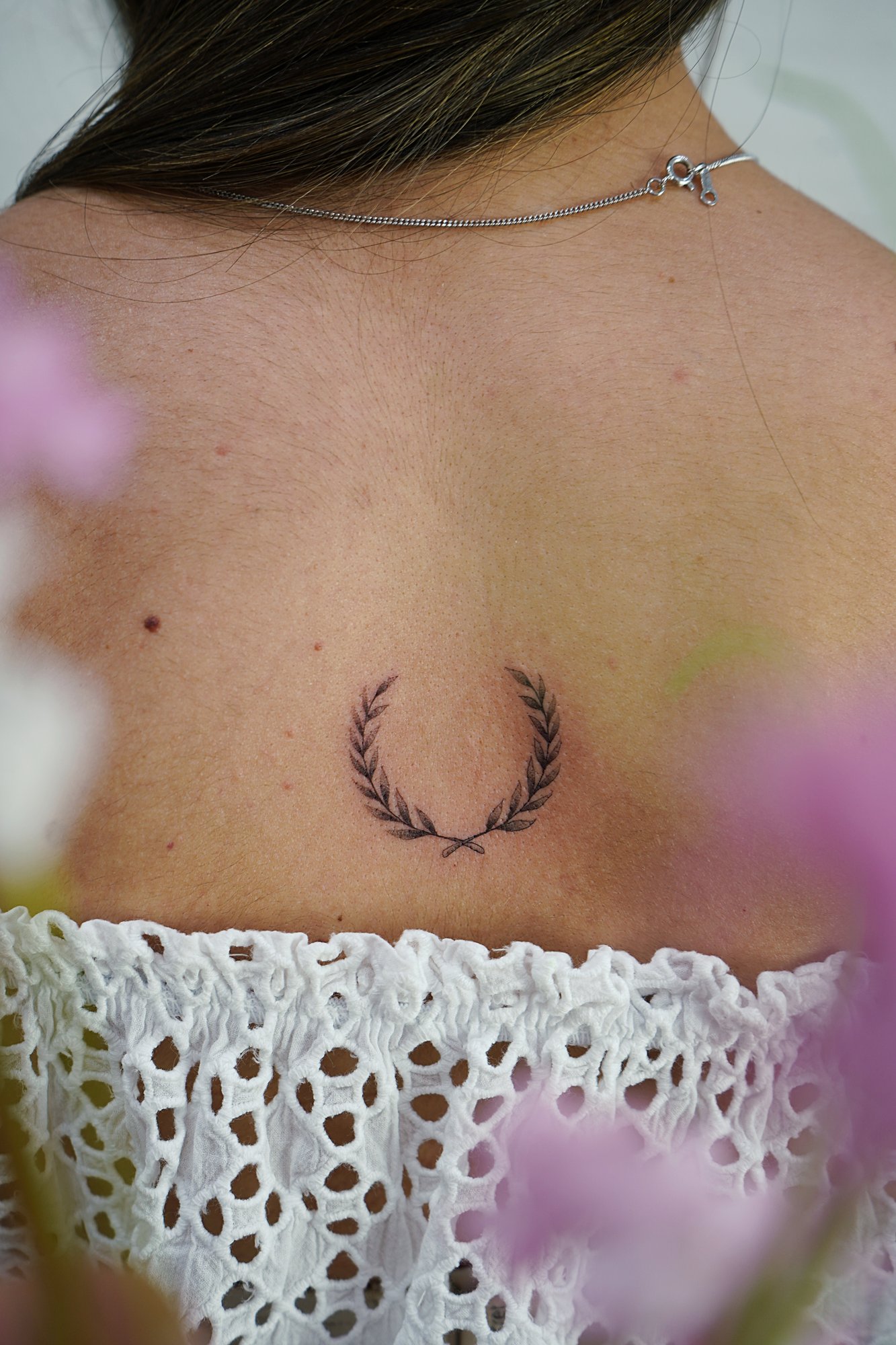 Tatuaje de ramitas entrelazadas en zona desconocida, línea fina