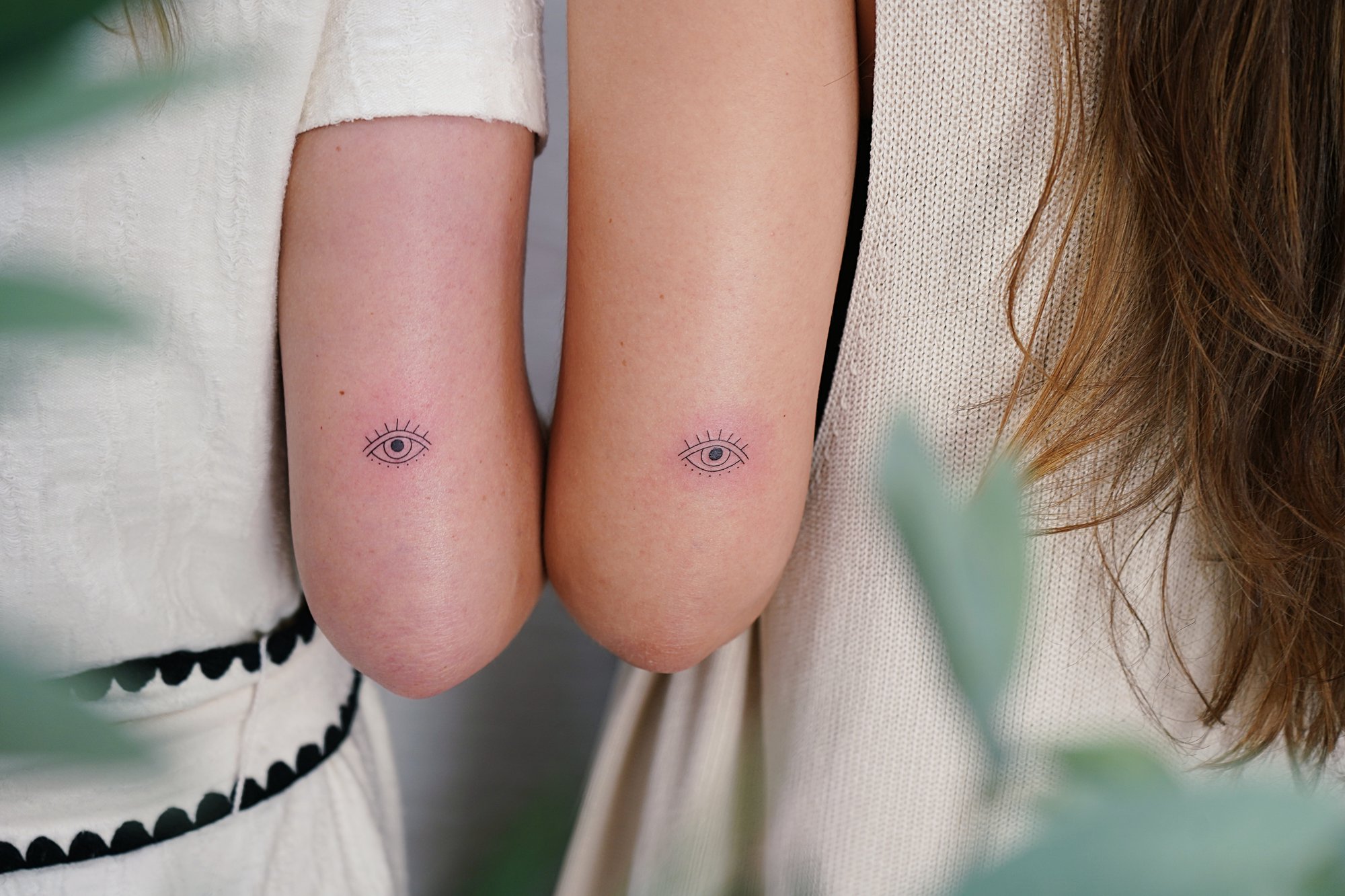 Tatuaje de ramitas entrelazadas en zona desconocida, línea fina