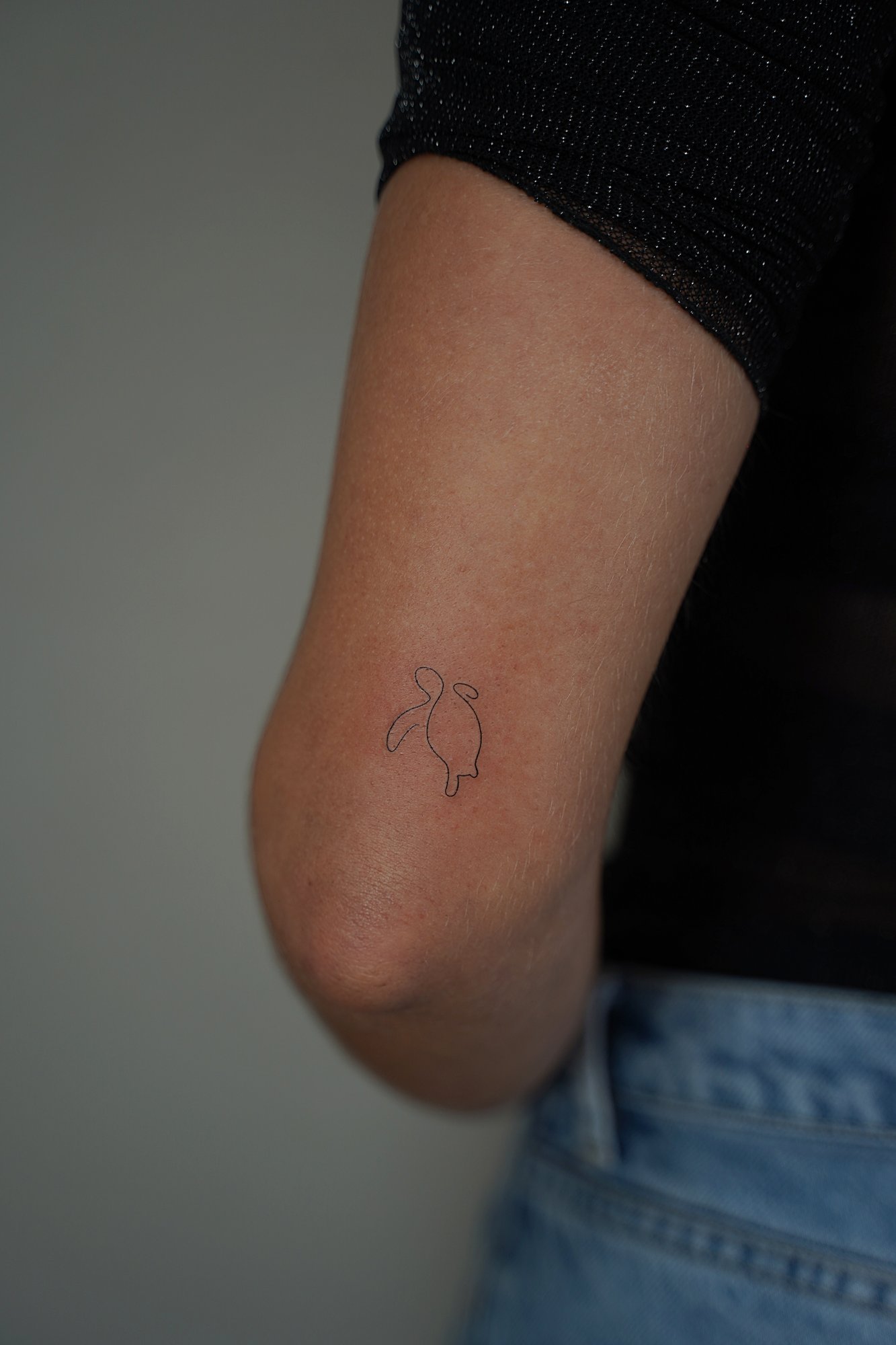 Tatuaje de ramitas en dedo, línea fina