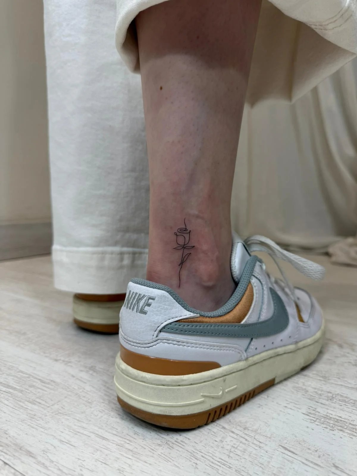 Tatuaje floral rosa minimalista simple tobillo