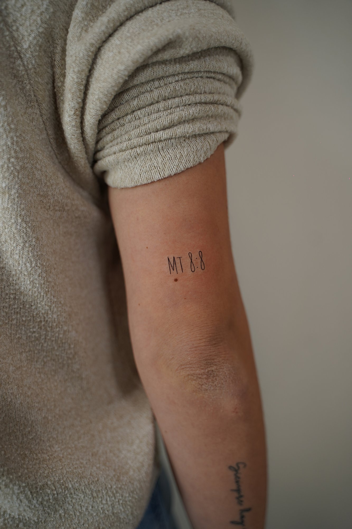 Tatuaje de rosa ramitas en zona desconocida, línea fina