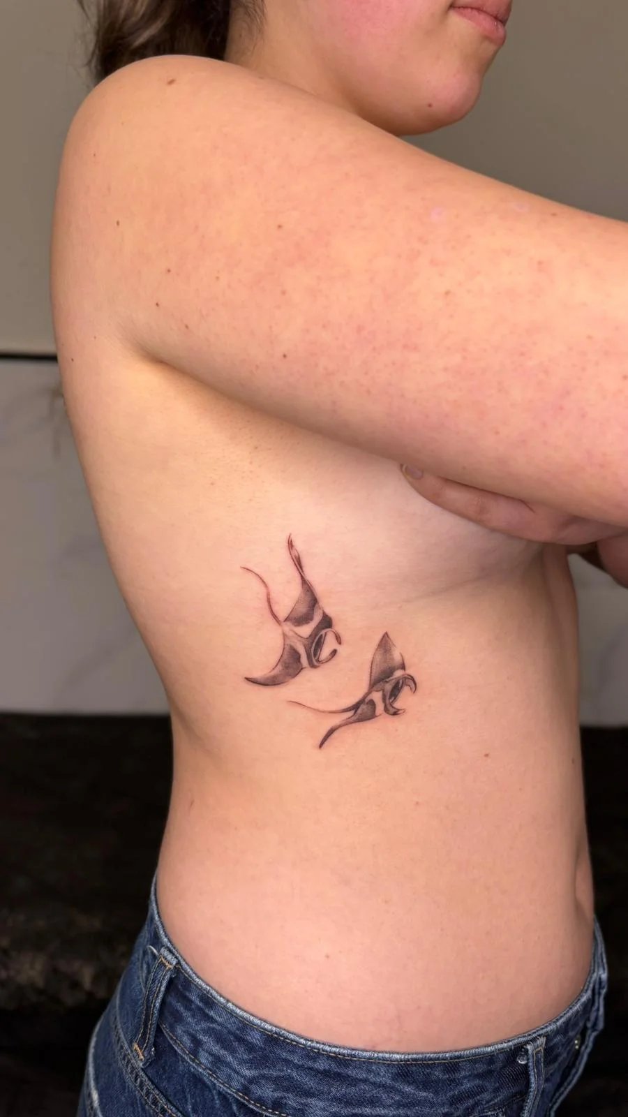 Tatuaje floral rosas con hojas costillas