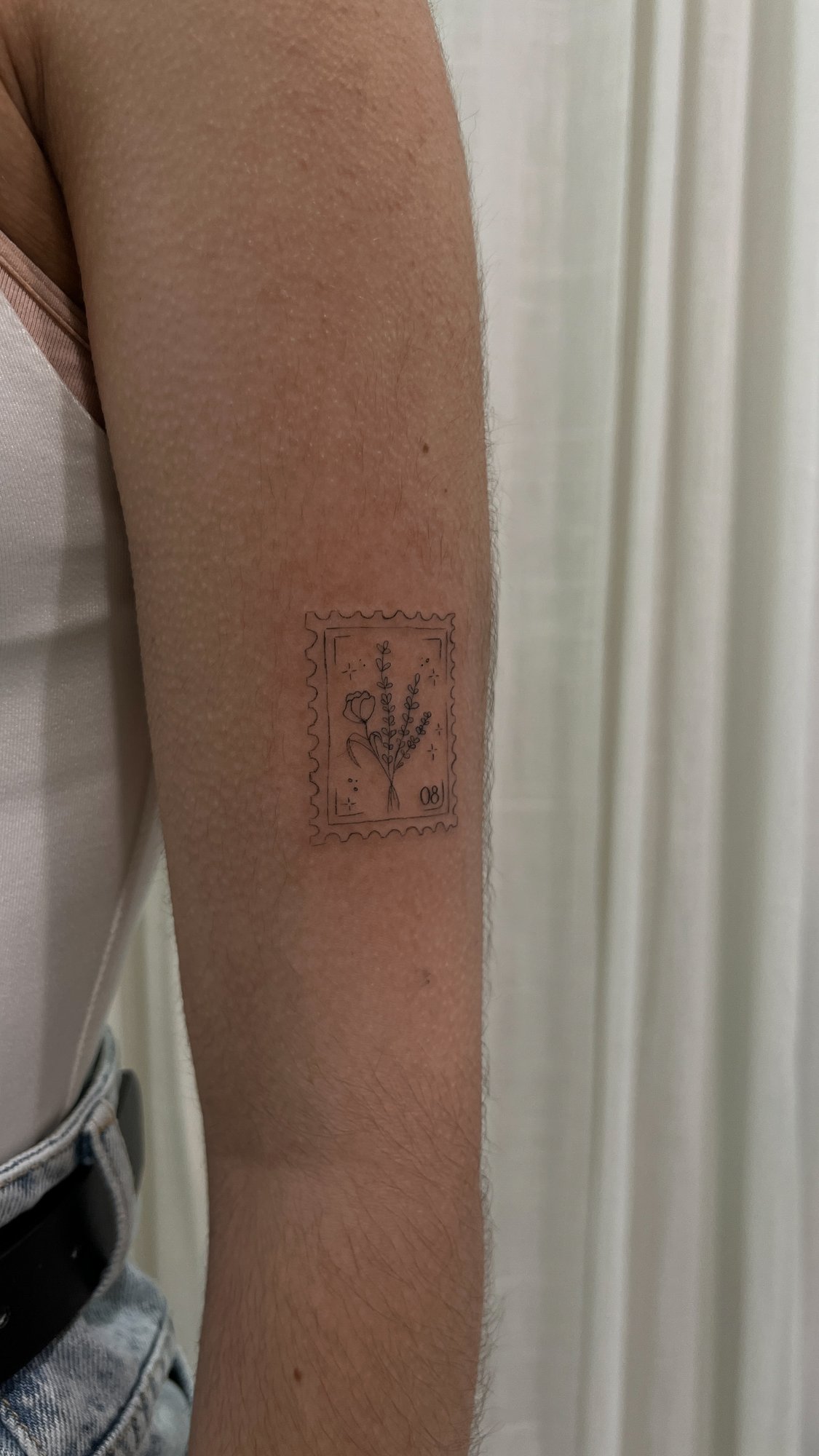 Tatuaje de sello flores en zona desconocida, línea fina