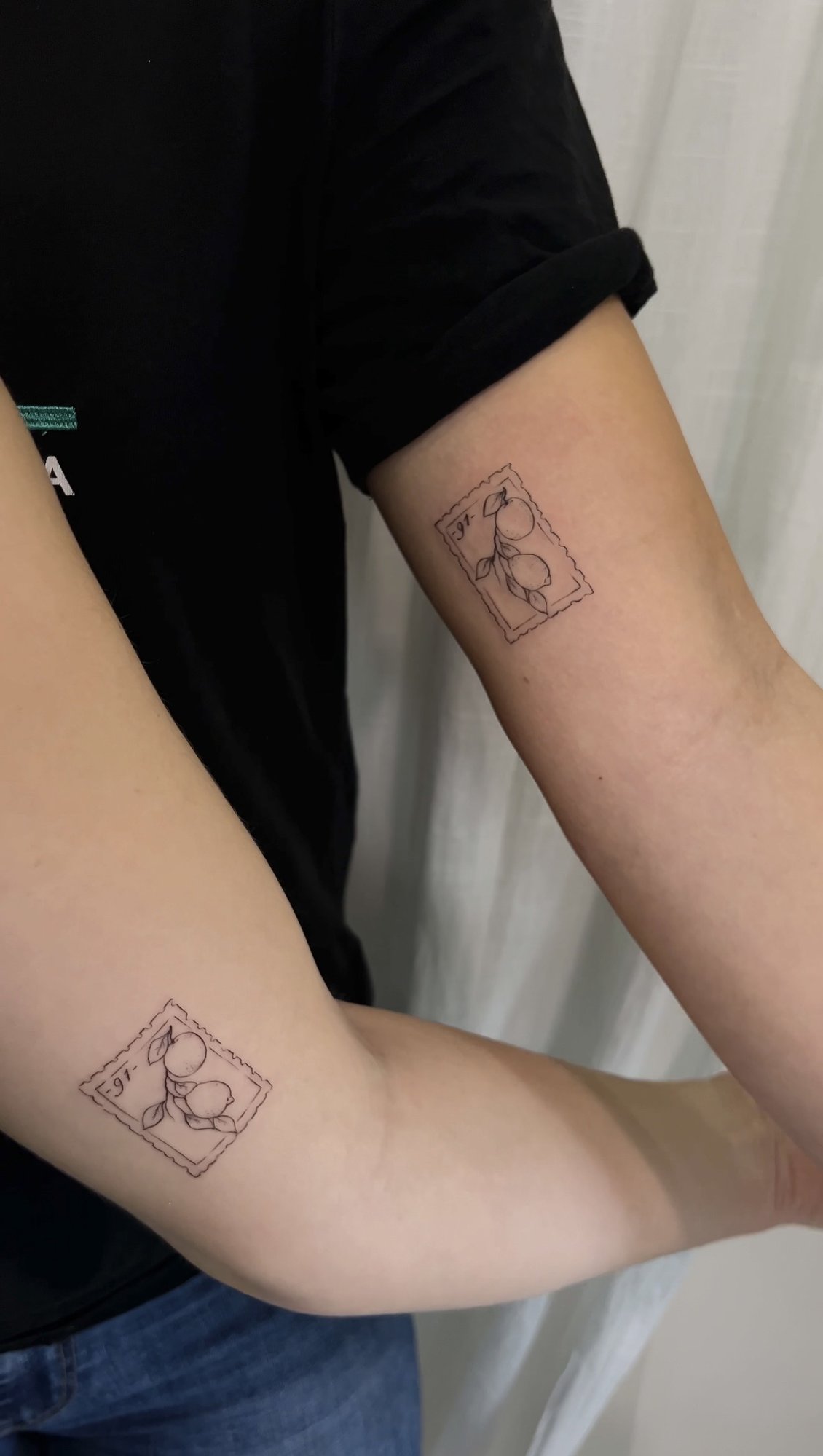 Tatuaje de sello postal con frutas en antebrazo, línea fina