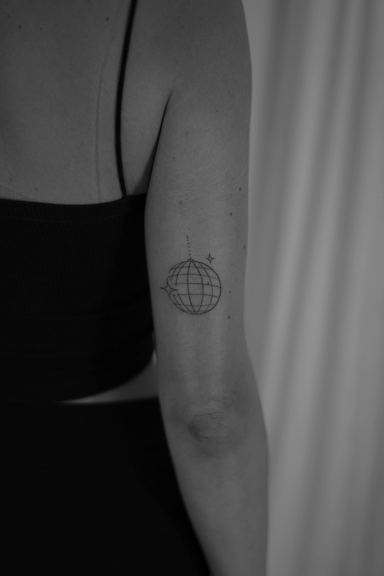 Tatuaje de bola disco brillante colgante en brazo, línea fina