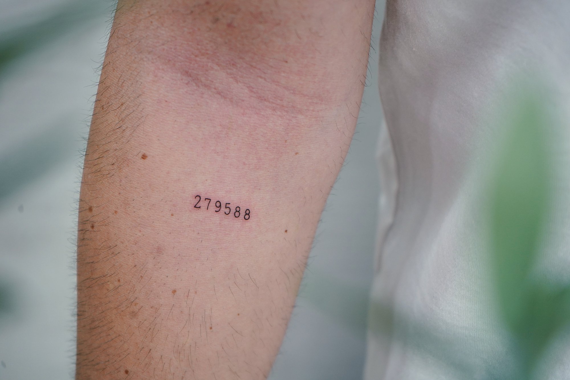 Tatuaje de circulo en zona desconocida, línea fina