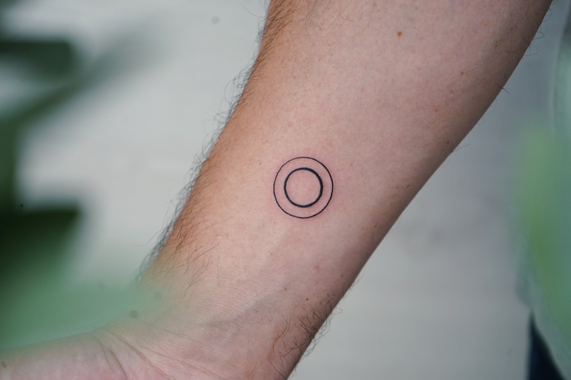 Tatuaje de circulo en zona desconocida, línea fina