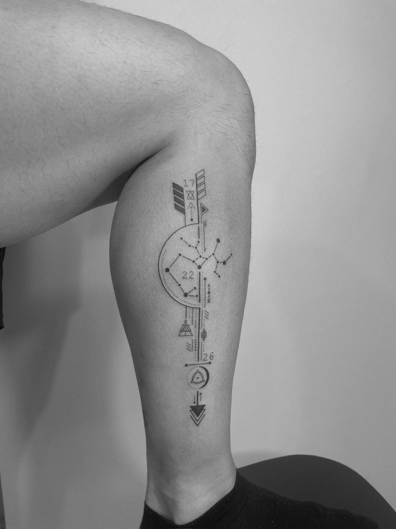 Tatuaje de composicion geometrica gemelo en zona desconocida, línea fina