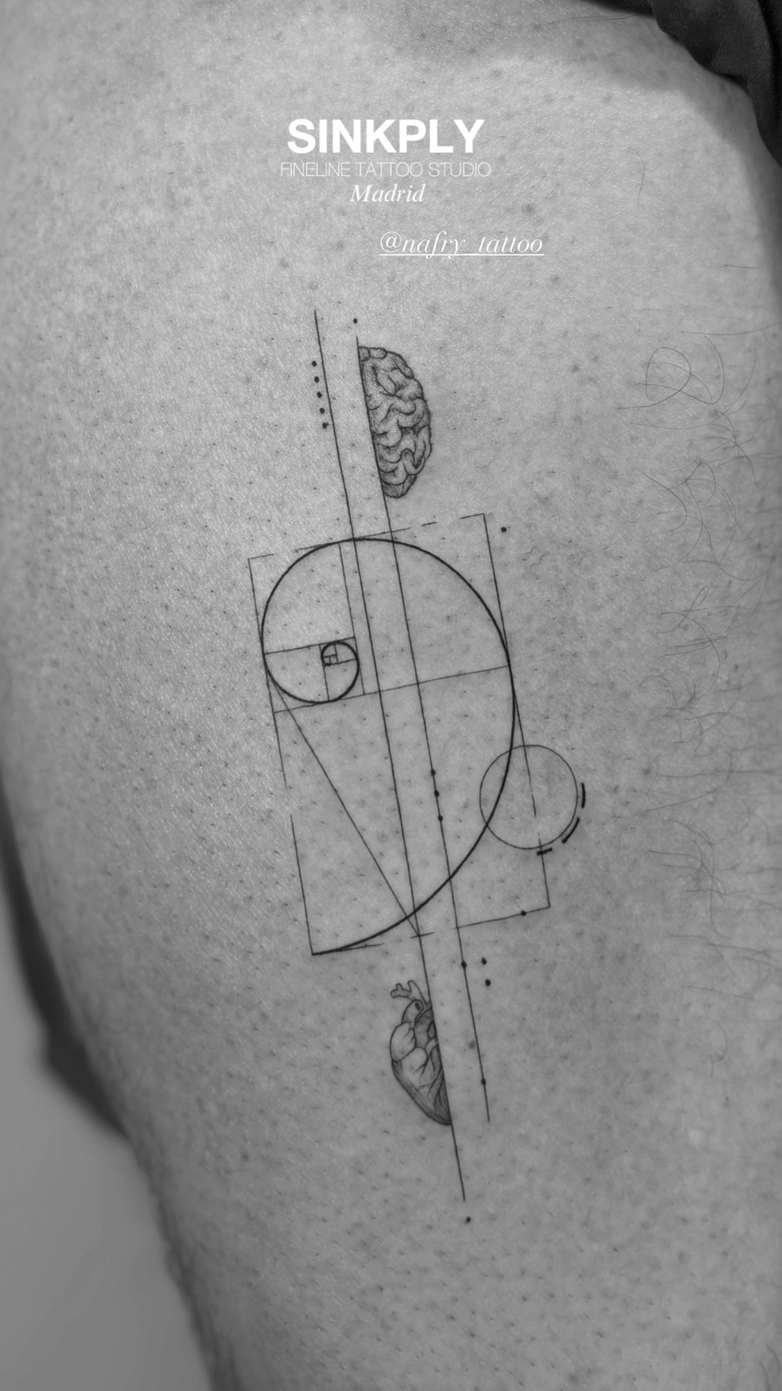 Tatuaje de espiral fibonacci cerebro cora en muslo, línea fina