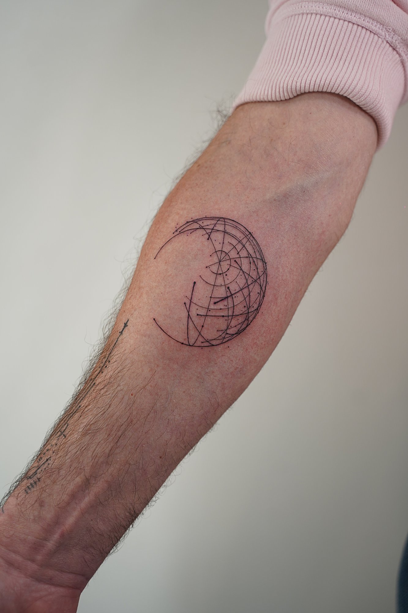 Tatuaje de geometria circular en zona desconocida, línea fina