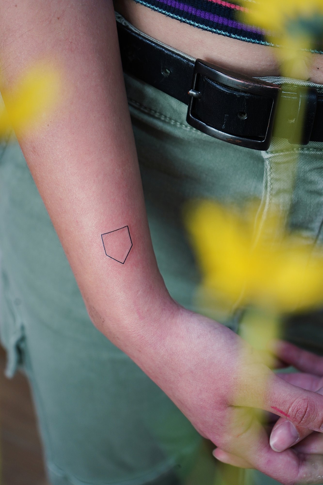 Tatuaje de geometrico simple en zona desconocida, línea fina