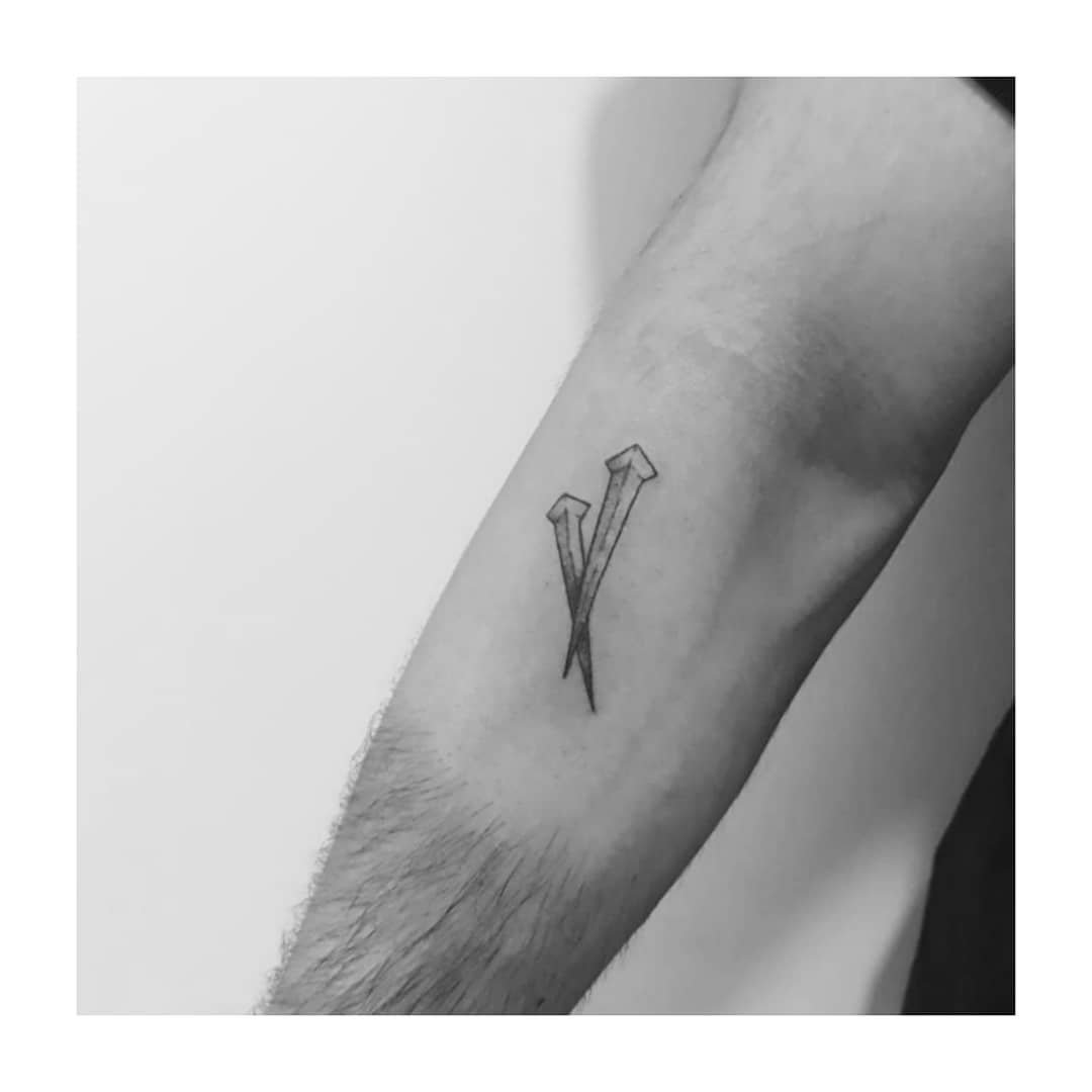 Tatuaje de geometrico en antebrazo, línea fina Sinkply Madrid