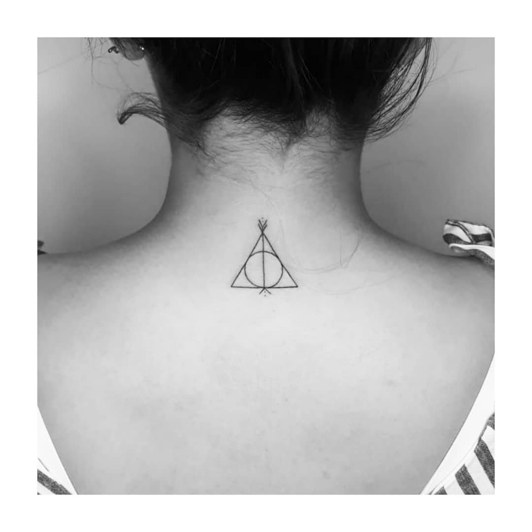 Tatuaje de geometrico en antebrazo, línea fina Sinkply Madrid