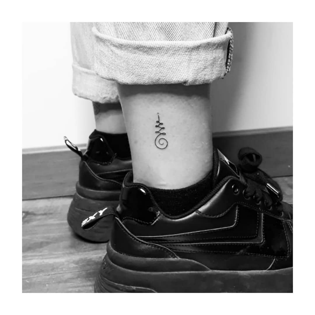 Tatuaje de geometrico en antebrazo, línea fina Sinkply Madrid