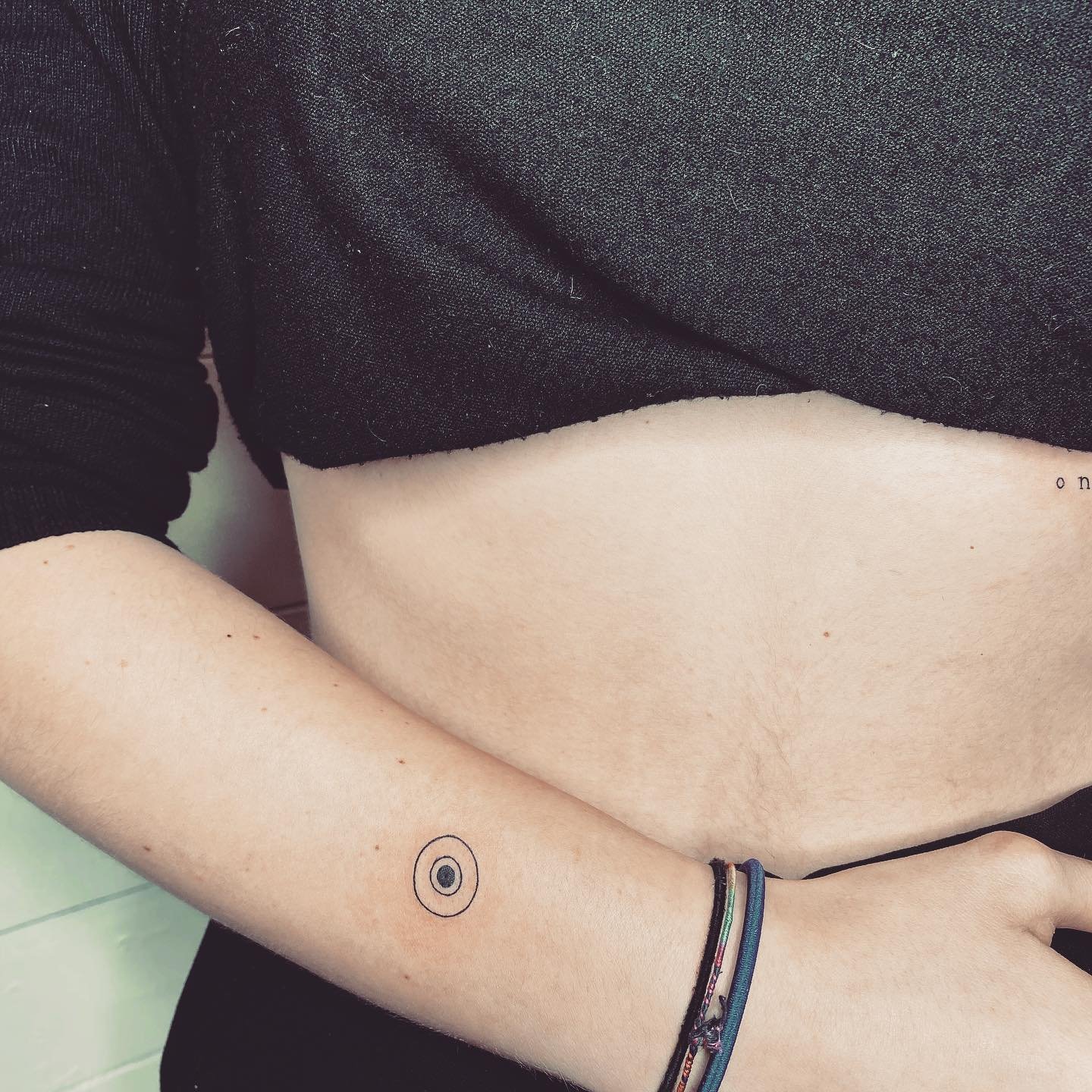 Tatuaje de geometrico en antebrazo, línea fina Sinkply Madrid