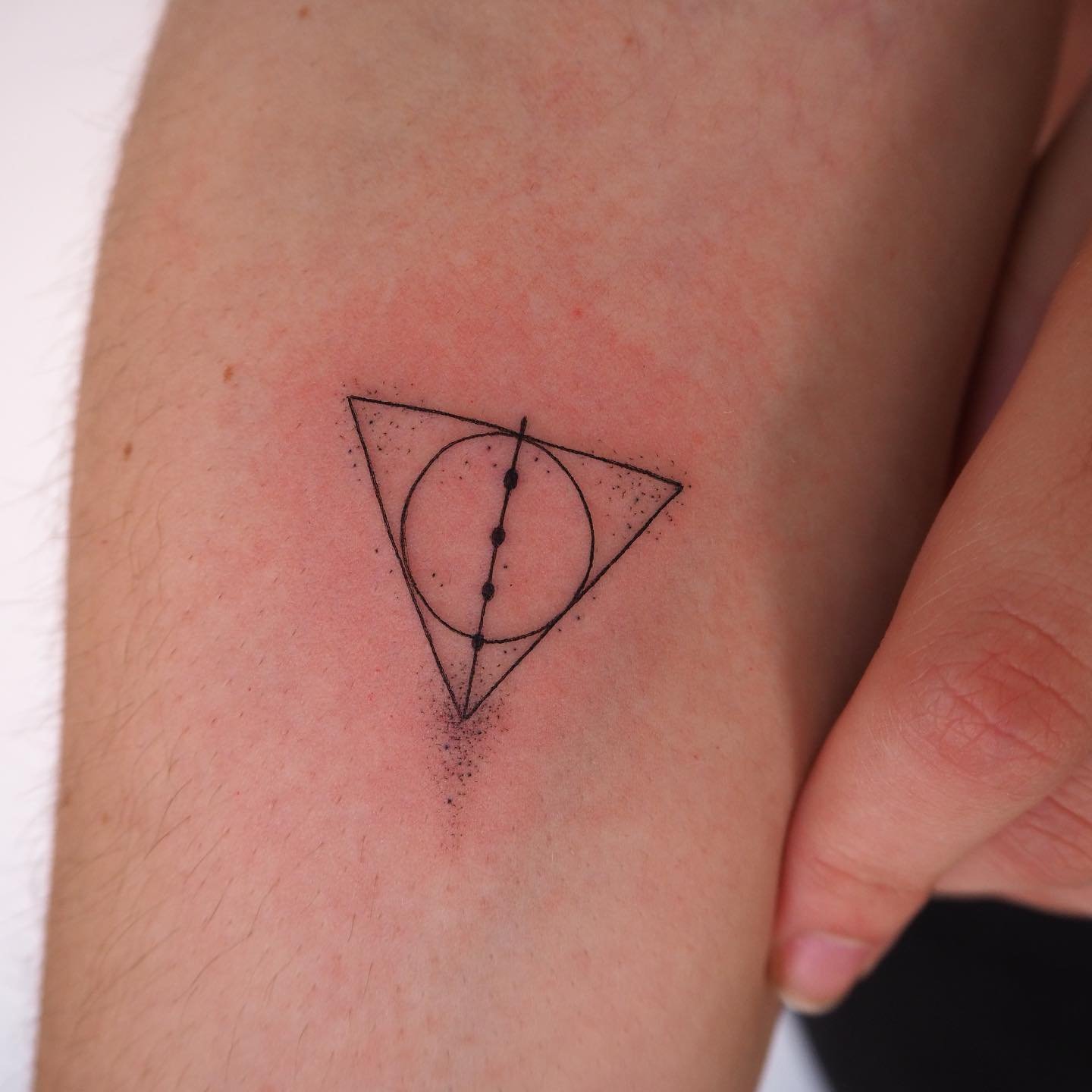 Tatuaje de geometrico en antebrazo, línea fina Sinkply Madrid