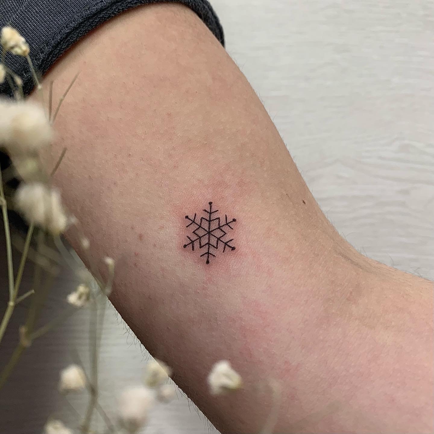 Tatuaje de geometrico en antebrazo, línea fina Sinkply Madrid