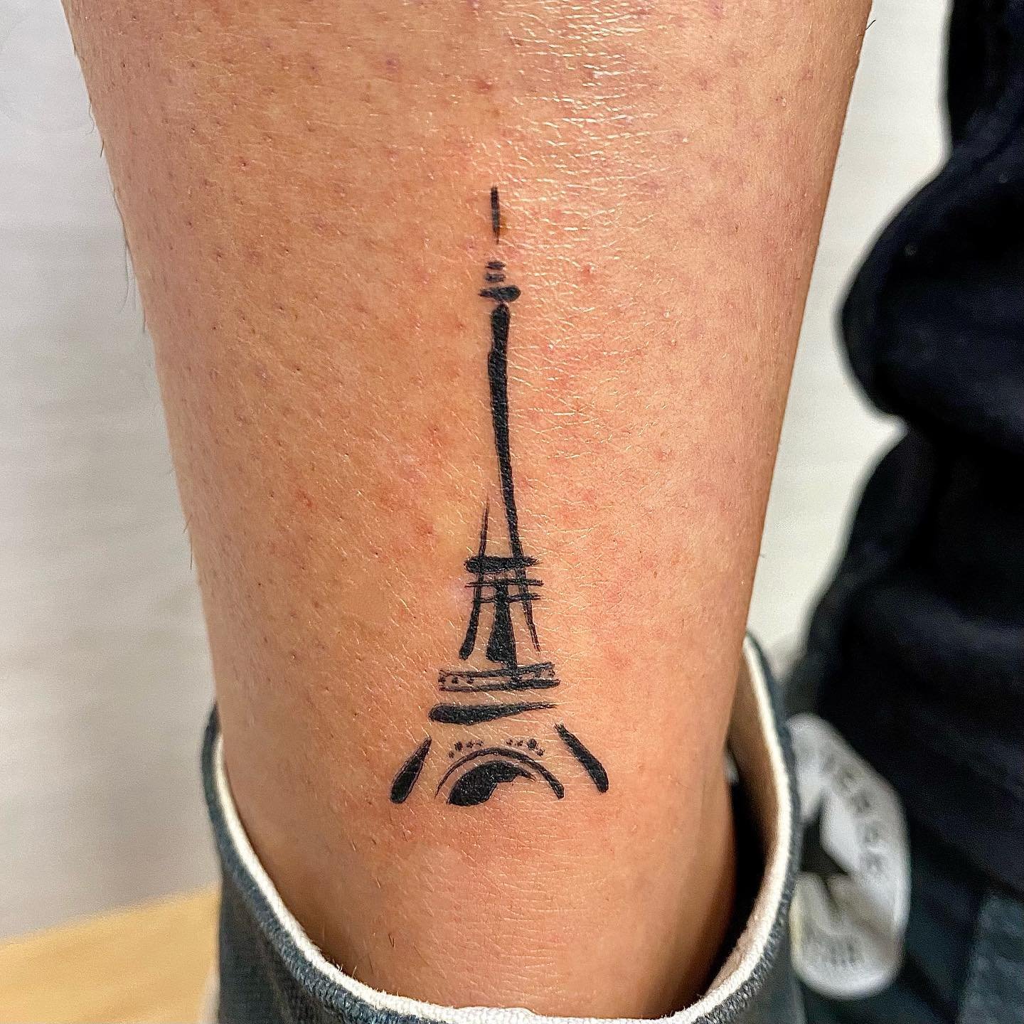 Tatuaje de geometrico en antebrazo, línea fina Sinkply Madrid