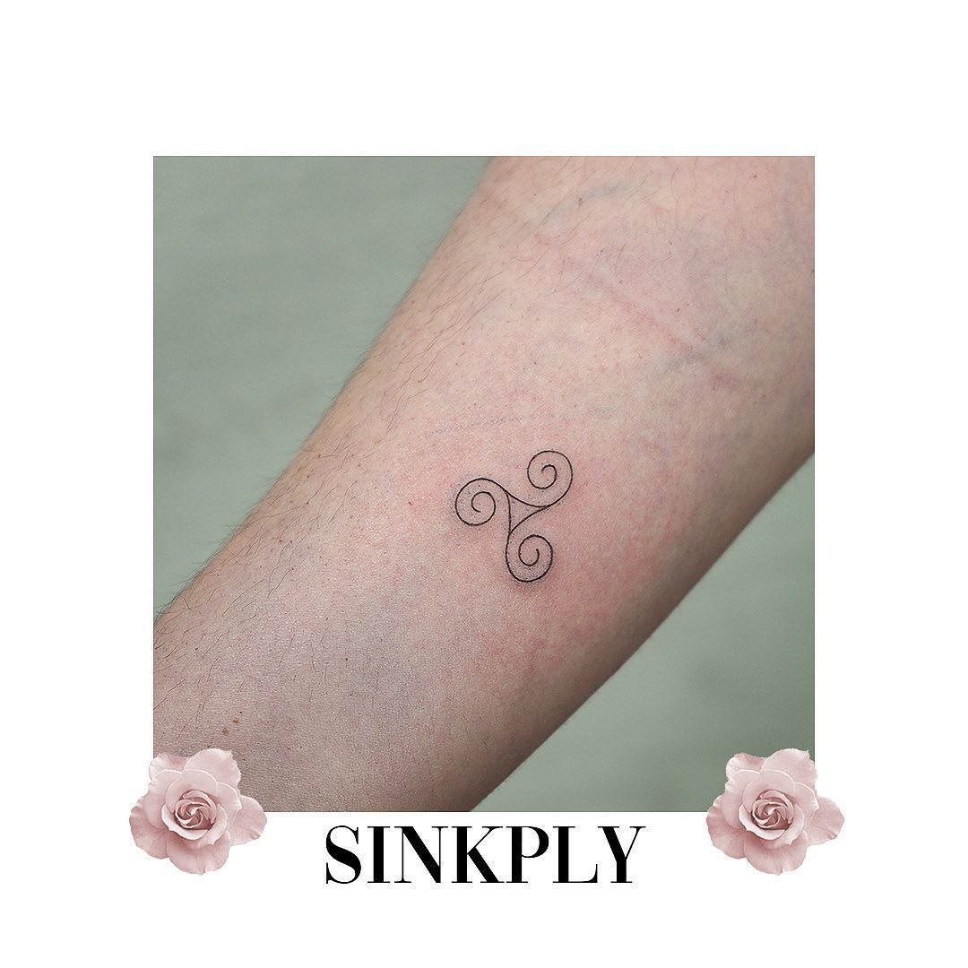 Tatuaje de geometrico en antebrazo, línea fina Sinkply Madrid