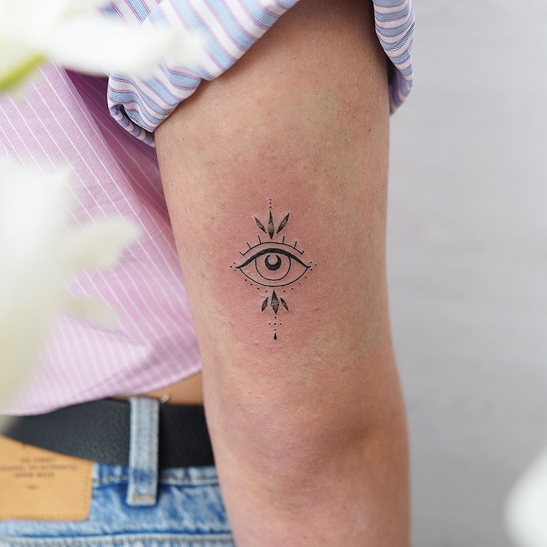 Tatuaje de geometrico en antebrazo, línea fina Sinkply Madrid