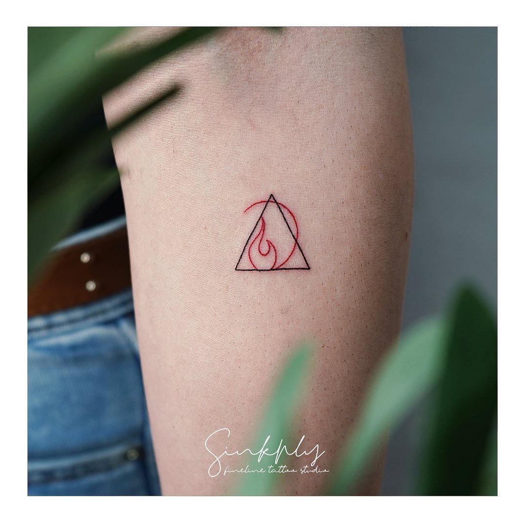 Tatuaje de geometrico en antebrazo, línea fina Sinkply Madrid