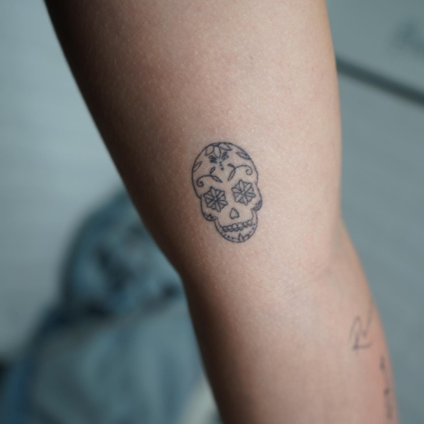 Tatuaje de geometrico en antebrazo, línea fina Sinkply Madrid