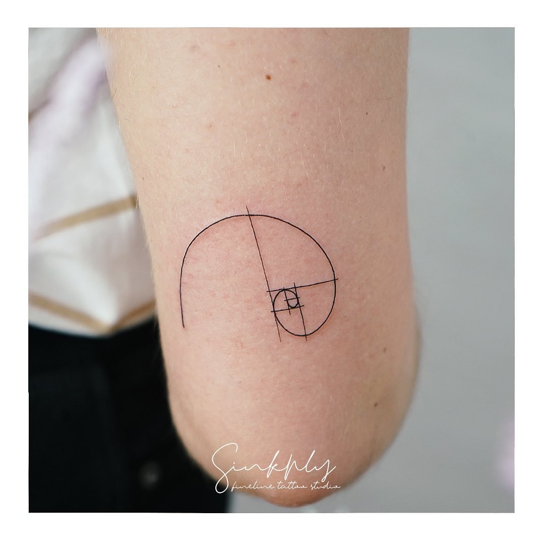 Tatuaje de geometrico en antebrazo, línea fina Sinkply Madrid