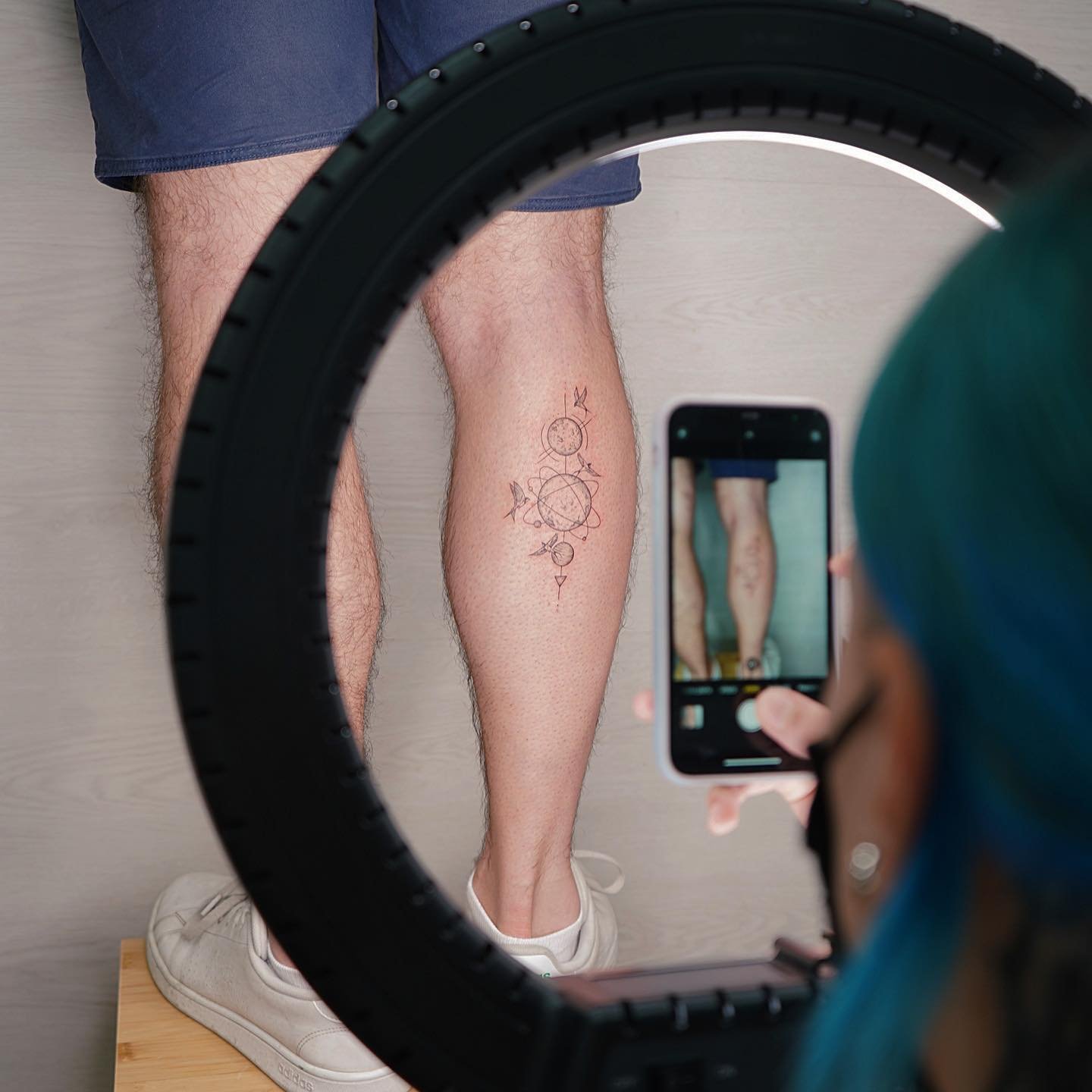 Tatuaje de geometrico en antebrazo, línea fina Sinkply Madrid