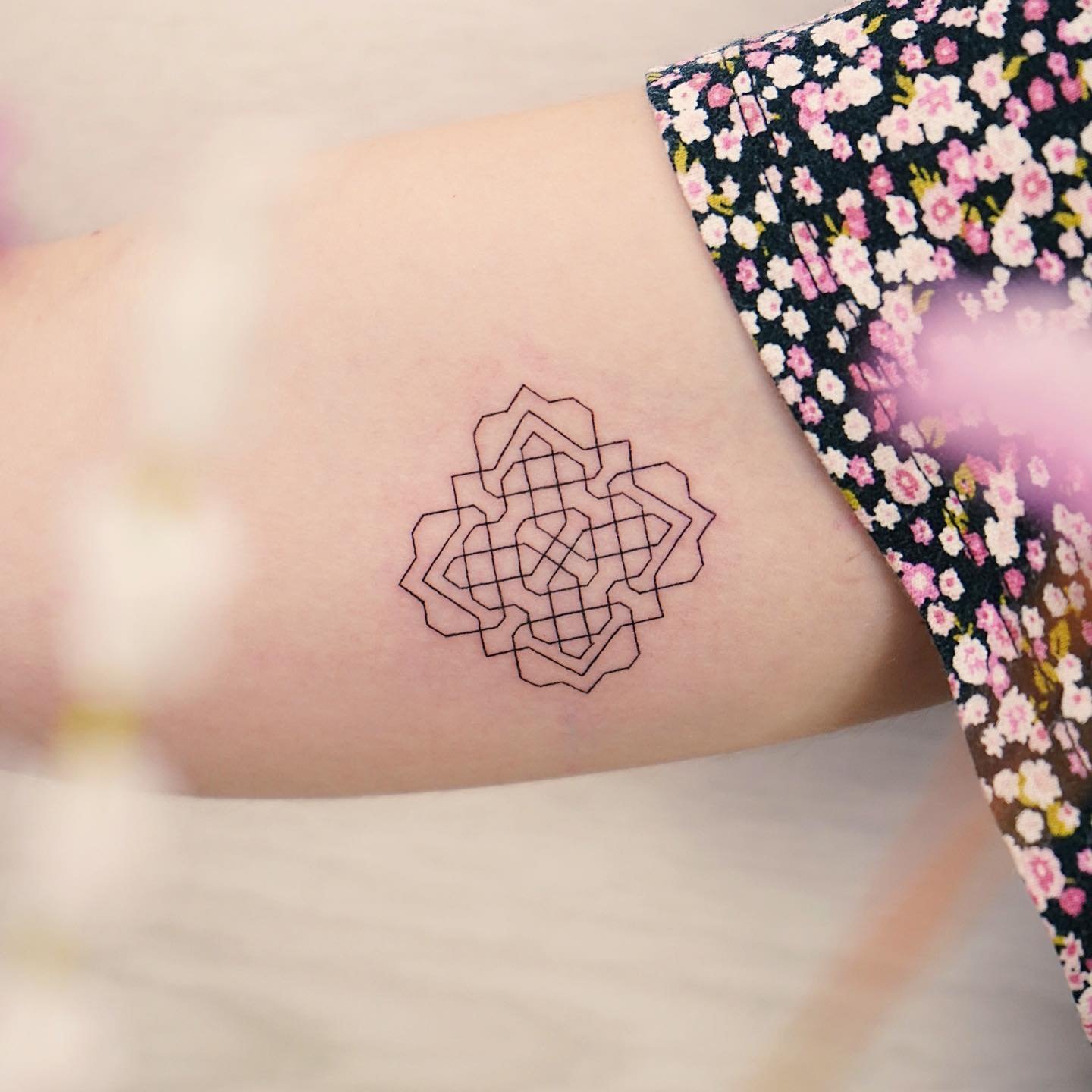 Tatuaje de geometrico en antebrazo, línea fina Sinkply Madrid