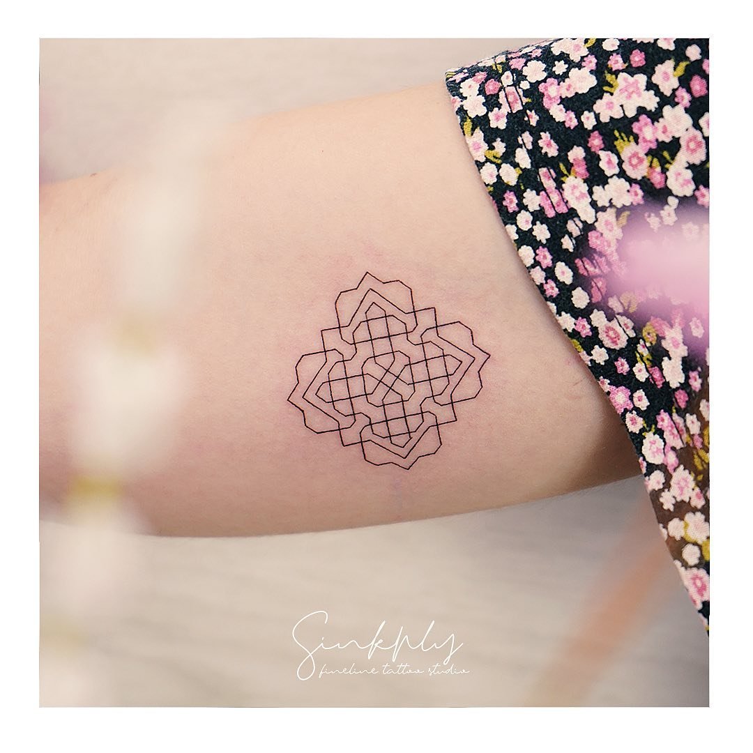 Tatuaje de geometrico en antebrazo, línea fina Sinkply Madrid