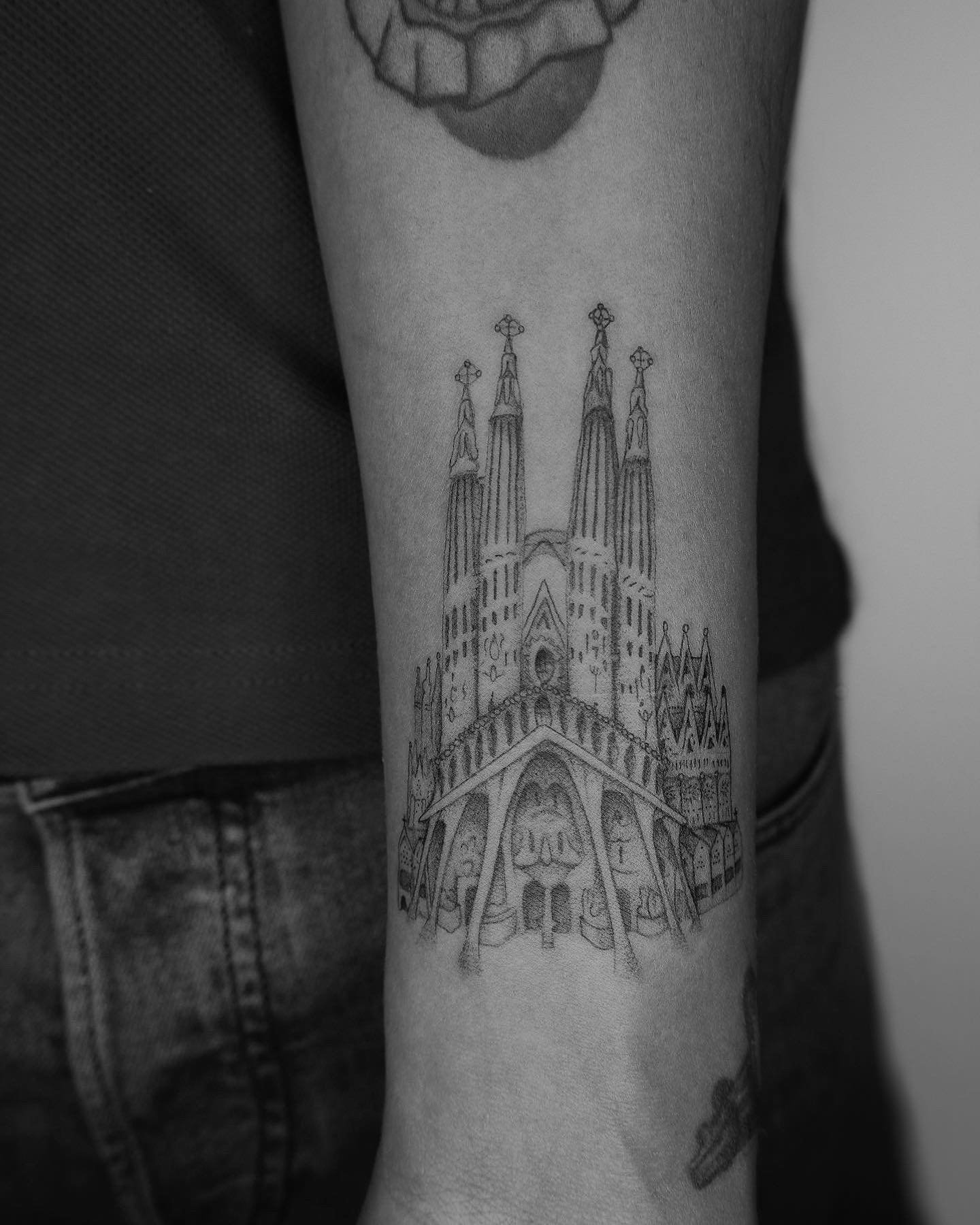 Tatuaje de geometrico en antebrazo, línea fina Sinkply Madrid