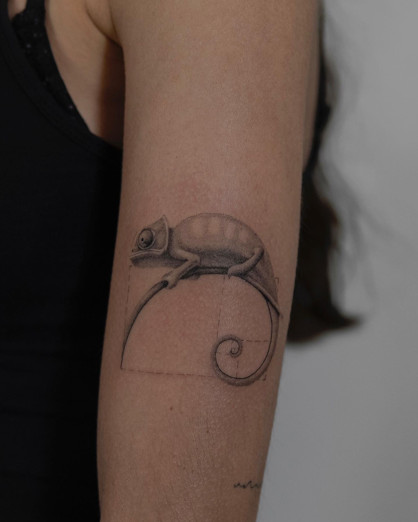 Tatuaje de geometrico en antebrazo, línea fina Sinkply Madrid