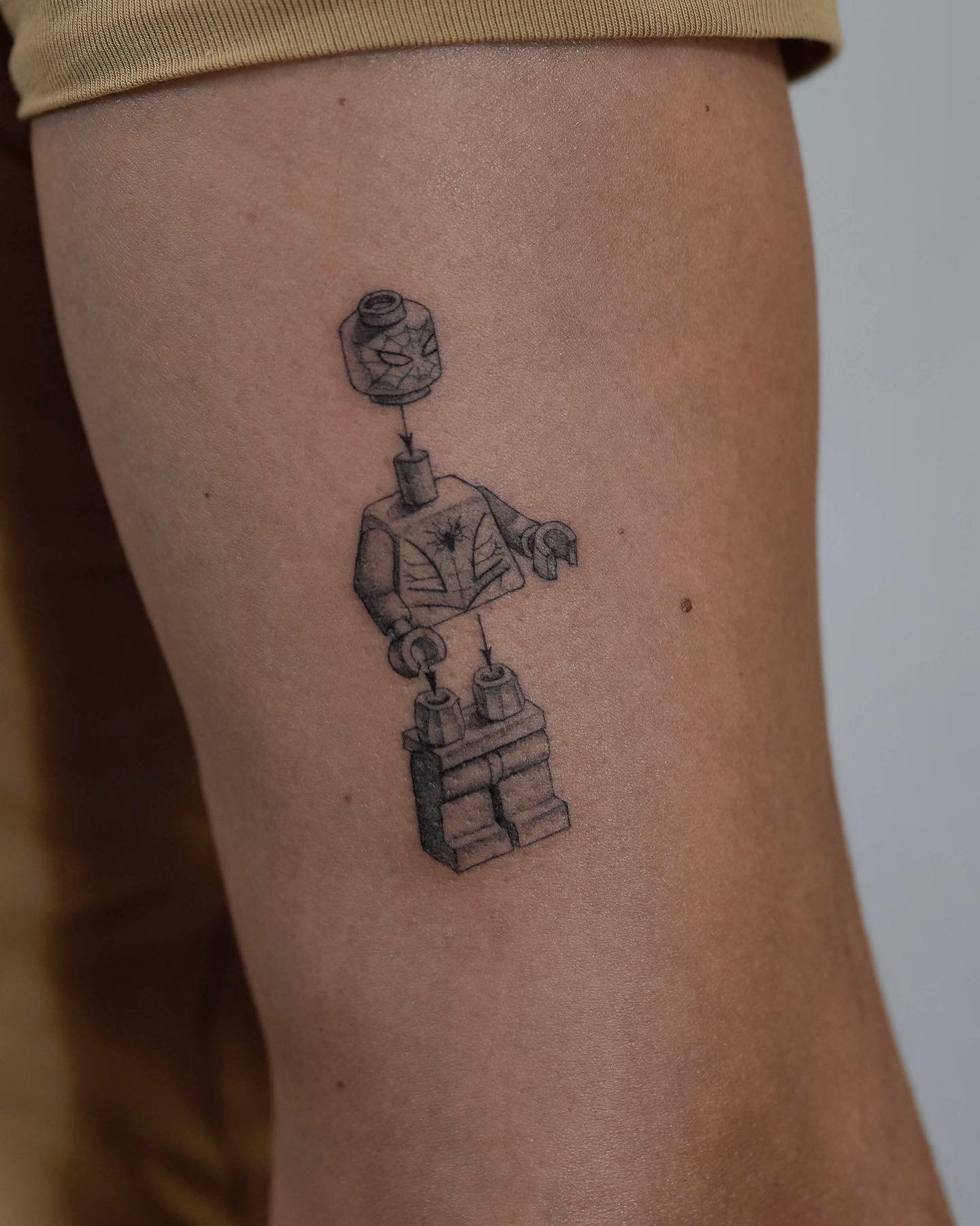 Tatuaje de geometrico en antebrazo, línea fina Sinkply Madrid