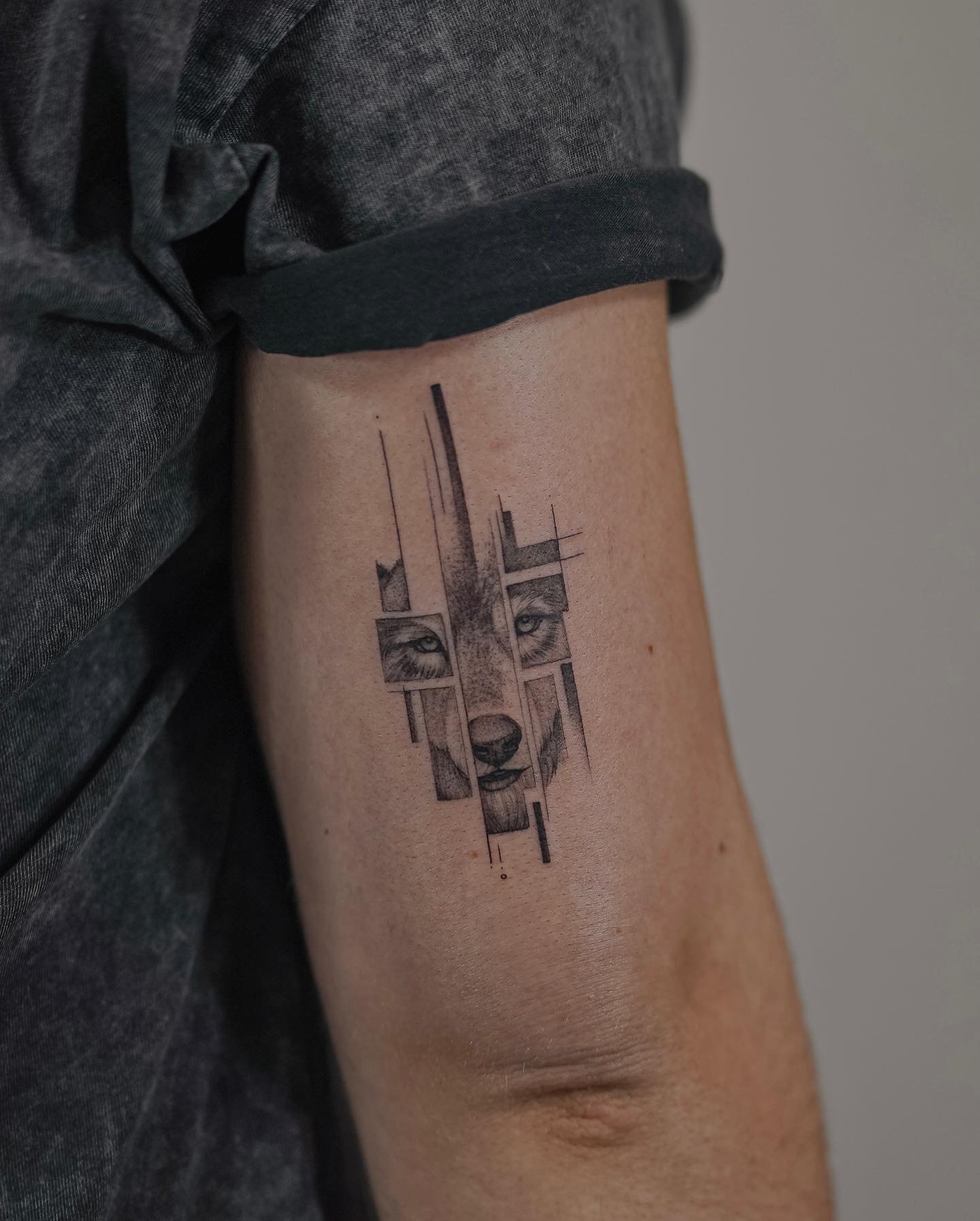 Tatuaje de geometrico en antebrazo, línea fina Sinkply Madrid