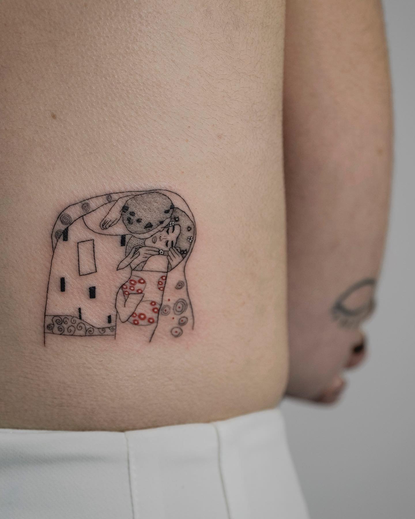 Tatuaje de geometrico en antebrazo, línea fina Sinkply Madrid