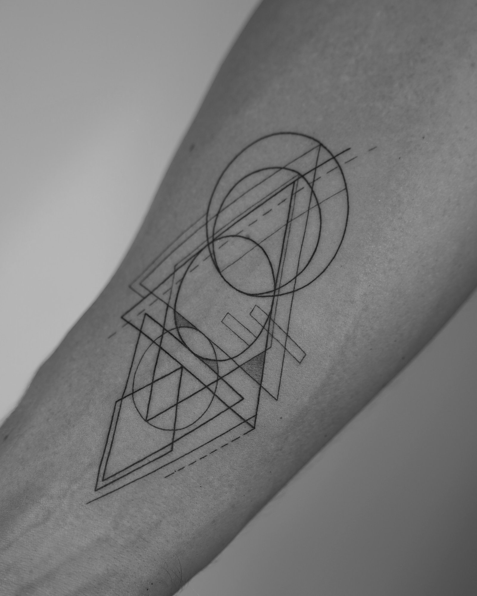 Tatuaje de geometrico en antebrazo, línea fina Sinkply Madrid