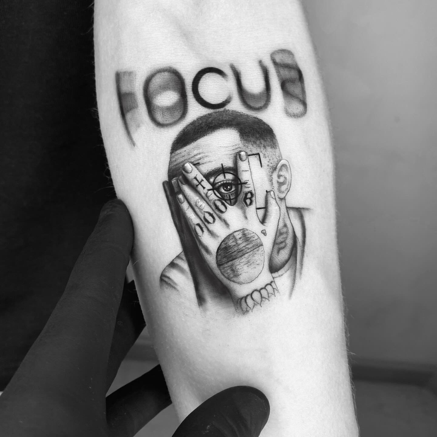 Tatuaje de geometrico en antebrazo, línea fina Sinkply Madrid